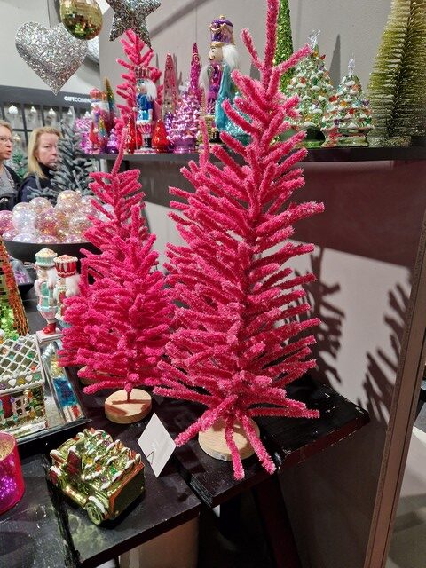 malý vianočné stromčeky v ružovej farbe viva magenta
