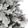 Detail stromčeka Umelý vianočný stromček 3D Smrek Polárny. Stromček má husto zanežené vetvičky a je ozdobený šiškami.