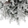 Detail stromčeka Umelý vianočný stromček 3D Smrek Polárny. Stromček má vetvičky husto pokryté snehom a ozdobené šiškami