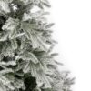 Detail stromčeka Umelý vianočný stromček 3D Smrek Grónsky. Stromček je husto pokrytý vrstvou umelého snehu.