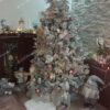Umelý vianočný stromček 3D Smrek Polárny 180cm, stromček je ozdobený bielmyi a ružovými a bielymi vianočnými ozdobami