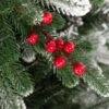 Detail stromčeka Umelý vianočný stromček 3D Smrek Zasnežený. Stromček má zasnežené konce vetvičiek a je ozdobený plodmi cezmíny.