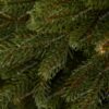 Detail stromčeka Vianočný stromček v kvetináči 3D Smrek prírodný. Stromček s hustým bledozeleným ihličím