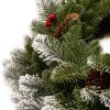 Vianočný veniec 100% 3D Jedľa Zasnežená, veniec má zasnežené konce vetvičiek a je ozdobený šiškami a plodmi cezmíny