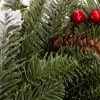 Vianočný veniec 100% 3D Jedľa Zasnežená, veniec má zasnežené konce vetvičiek a je ozdobený šiškami a plodmi cezmíny