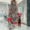 Umelý vianočný stromček Smrek Severský 270cm, stromček je ozdobený červenými a bielymi ozdobami