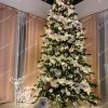 Umelý vianočný stromček 3D Smrek Exkluzívny 270cm, vysoký stromček má zelené ihličie a je ozdobený bielymi a ružovými ozdobami