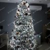 Umelý vianočný stromček 3D Smrek Kráľovský 270cm, stromček má husto zasnežené vetvičky a je ozdobený ružovými ozdobami