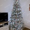 Umelý vianočný stromček 3D Smrek Kráľovský 270cm, stromček má husto zasnežené ihličie a je ozdobený bielymi a ružovými ozdobami