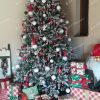 Umelý vianočný stromček 3D Smrek Kráľovský 270cm, stromček má husto zasnežené vetvičky a je ozdobený červenými a bielymi ozdobami