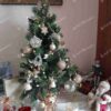 Umelý vianočný stromček 100% 3D Mini Smrek 60cm, stromček má prirodzene zelené ihličie a je ozdobený bielymi a zlatými ozdobami