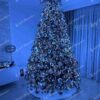 Vianočný stromček 3D Borovica Himalájska XL 240cm, stromček je husto ozdobený zlatými a bielymi ozdobami
