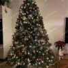 Vianočný stromček 3D Borovica Himalájska XL 240cm, stromček je ozdobený červenými a zlatými ozdobami