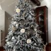Umelý vianočný stromček 3D Jedľa Alabastrová 210cm, stromček je ozdobený bielymi a zlatými ozdobami