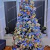 Umelý vianočný stromček 3D Jedľa Alabastrová 210cm, stromček je ozdobený bielymi a ružovými ozdobami