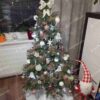 Umelý vianočný stromček 3D Jedľa Kanadská 150cm, stromček je ozdobený bielymi a ružovými ozdobami