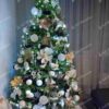 Umelý vianočný stromček 3D Jedľa Kaukazská 210cm, stromček je ozdobený zlatými a bielymi ozdobami