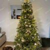 Umelý vianočný stromček 3D Jedľa Kaukazská 210cm, stromček má husté zelené ihličie a je ozdobený bilmyi a striebornými ozdobami