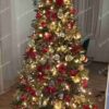 Umelý vianočný stromček 3D Jedľa Kaukazská 210cm, stromček má husté zelené ihličie a je ozdobený červenými a zlatými ozdobami