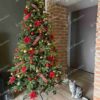 Umelý vianočný stromček 3D Jedľa Kaukazská 210cm, zelený stromček je ozdobený červenými a zlatými ozdobami