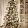 Umelý vianočný stromček 3D Jedľa Kaukazská 210cm, stromček má husté zelené ihličie a je ozdobený červenými a bielymi ozdobami
