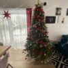 Umelý vianočný stromček 3D Jedľa Kaukazská 240cm, stromček má husté zelené ihličie a je ozdobený červenými a zlatými ozdobami