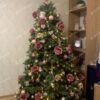 Umelý vianočný stromček 3D Jedľa Kaukazská XL 210cm, širký zelený stromček je ozdobený ružovými ozdobami