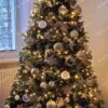 Umelý vianočný stromček 3D Jedľa Kaukazská XL 210cm, široký a hustý zelený stromček je ozdobený bielmyi a ružovými ozdobami