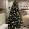 Umelý vianočný stromček 3D Jedľa Kaukazská XL 240cm, široký a hustý zelený stromček je ozdobený bielmyi a ružovými ozdobami
