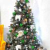 Umelý vianočný stromček 3D Jedľa Normandská 210cm, stromček má husté zelené ihličie a je ozdobený zelenými, bielymi a medenými ozdobami