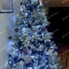 Umelý vianočný stromček 3D Jedľa Sibírska 180cm, stromček má husto zasnežené vetvičky a je ozdobený striebornými, medenými a čiernymi ozdobami