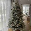 Umelý vianočný stromček 3D Jedľa Sibírska 240cm, stromček má husto zasnežené vetvičk a je ozdobený bielymi ozdobami