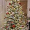 Umelý vianočný stromček 3D Jedľa Sibírska 240cm, stromček má husto zasnežené vetvičky a je ozdobený červeými, bielymi a striebornými ozdobami