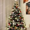 Umelý vianočný stromček 3D Jedľa Zasnežená 180cm, stromček má zasnežené konce vetvičiek so šišakmi ačervenými plodmi a je ozdobený červenými a bielymi ozdobami