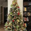 Umelý vianočný stromček 3D Jedľa Zasnežená 210cm, stromček má zasnežené konce vtvičiek, šišky červené plody a je ozdobený červenými a zelenými ozdobami