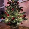 Umelý vianočný stromček 3D Mini Jedlička 90cm LED50, stromček je osadený v kvetináči a je ozdobený červenými ozdobami