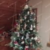 Umelý vianočný stromček 3D Mini Smrek Lesný 105cm v kvetináči, stromček je osadený v kvetináči a je ozdobený bielymi a červenými ozdobami