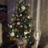 Umelý vianočný stromček 3D Mini Smrek Lesný 105cm v kvetináči, stromček je osadený v kvetináči a ozdobený prírodnými ozdobami