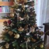 Umelý vianočný stromček 3D Mini Smrek Lesný 105cm v kvetináči, stromček je osadený v kvetináči a ozdobený zlatými ozdobami