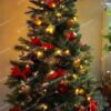Umelý vianočný stromček 3D Mini Smrek Lesný 105cm v kvetináči, stromček je osadený v kvetináči a je ozdobený zlatými a červenými ozdobami