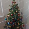 Umelý vianočný stromček 3D Mini Smrek Lesný 105cm v kvetináči, stromček je osadený v kvetináči a je ozdobený farebnými ozdobami