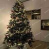 Umelý vianočný stromček 3D Smrek Alpský 210cm, stromček má prirodzene zelené ihličie a je ozdobený červenými a bielymi ozdobami