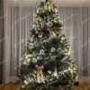 Umelý vianočný stromček 3D Smrek Alpský 210cm, stromček má husté zelené ihličie a je ozdobený bielymi a zlatými ozdobami