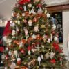 Umelý vianočný stromček 3D Smrek Alpský XL 180cm, široký stromček má husté zelené ihličie a je ozdobený červenými a bielymi ozdobami