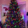 Umelý vianočný stromček 3D Smrek Alpský XL 240cm, široký stromček má husté zelené ihličie a je ozdobený červenými ozdobami