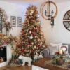 Umelý vianočný stromček 3D Smrek Alpský XL 240cm, široký stromček s hustým zeleným ihličím je ozdobený červenými a zlatými ozdobami