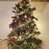 Umelý vianočný stromček 3D Smrek Exkluzívny 150cm, stromček má prirodzene zelené ihličie a je ozdobený červenými a bielymi ozdobami