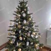 Umelý vianočný stromček 3D Smrek Exkluzívny 180cm LED300, stromček má husté zelené ihličie a je ozdobený bielymi a zlatými ozdobami