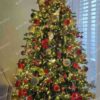 Umelý vianočný stromček 3D Smrek Exkluzívny 210cm, stromček má husté zelené ihličie a je ozdobený bielmyi a červenými ozdobami