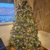 Umelý vianočný stromček 3D Smrek Exkluzívny 210cm, stromček so zelným ihličím je ozdobený ružovými ozdobami